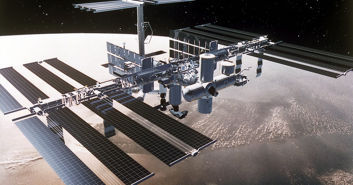 Accendi la trasmissione dalla Stazione Spaziale Internazionale (ISS) e trasmetti.  La NASA è tłumaczy