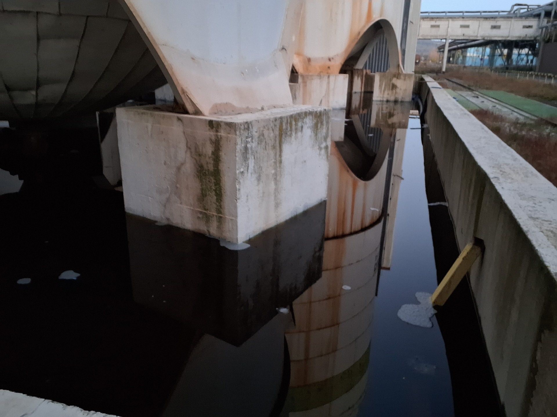 V Hencovciach unikala nebezpečná látka v priemyselnom objekte.