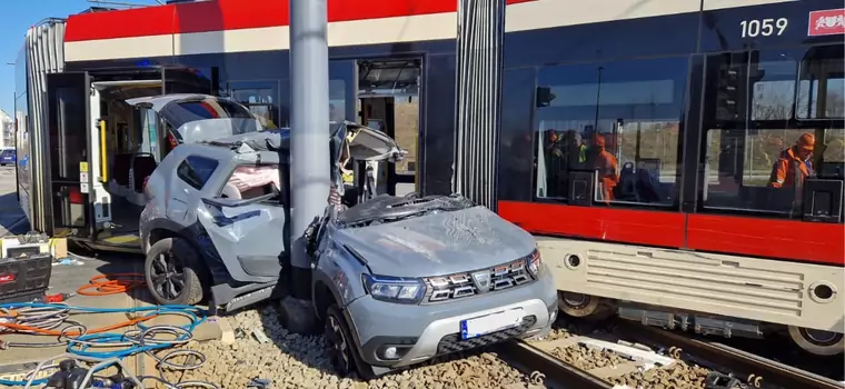 Groźny wypadek w Gdańsku. SUV wygiął się jak precel