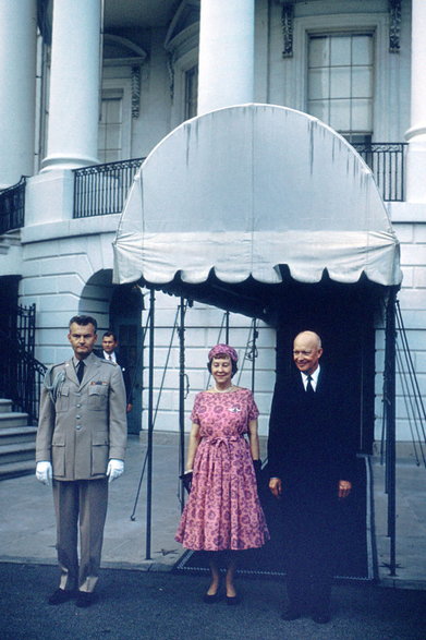 Dwight D Eisenhower i Mamie Eisenhower przed Białym Domem