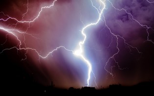 Czy w czasie burzy trzeba wyłączać sprzęty z kontaktu? Wyjaśniamy