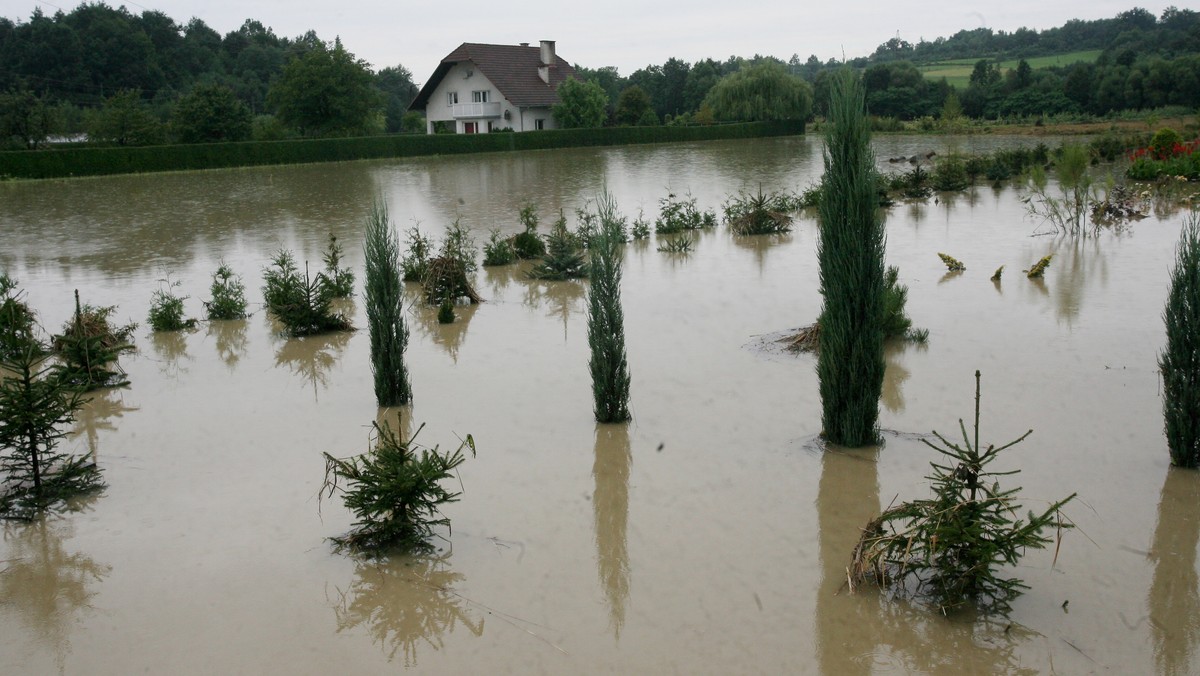 Liczba ewakuowanych w Małopolsce i na Śląsku osób sięga już prawie tysiąca, kolejne setki mogą być ewakuowane w każdej chwili. Zalane są kluczowe drogi w regionie. Internauci od rana wysyłają do nas dramatyczne relacje z regionów.