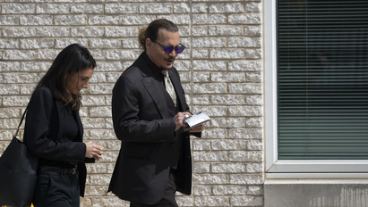 Árulkodó pillantások, lopott érintések: összejött az ügyvédjével Johnny Depp?  