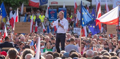 "To są seryjni zabójcy kobiet!" Donald Tusk nie przebierał w słowach. Jest oburzony traktowaniem Polek