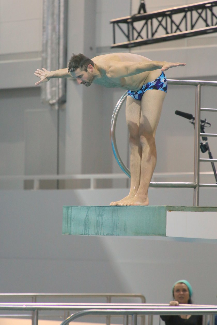 Maciej Dowbor na basenie trenuje do "Celebirty Splash"