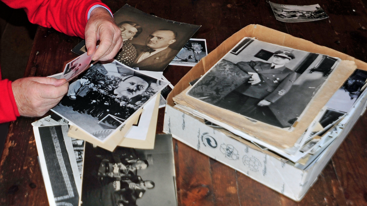 Niklas Frank przegląda fotografie rodziców z czasów wojny. 