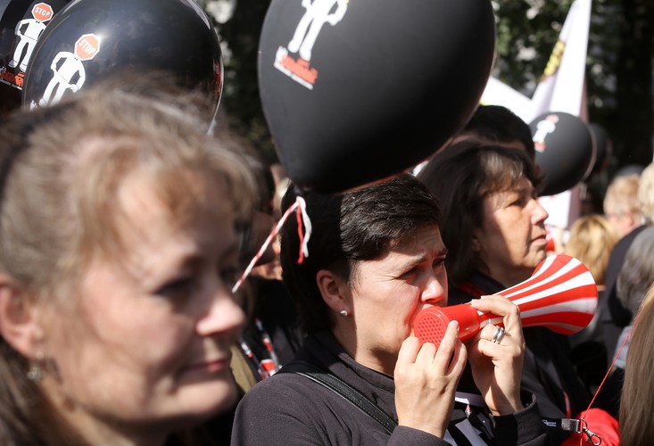 Pikieta pracowników sądów i prokuratur przed ministerstwem sprawiedliwości