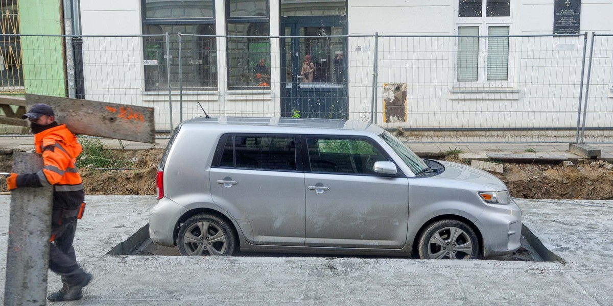 Samochód zniknął już z betonowej pułapki.