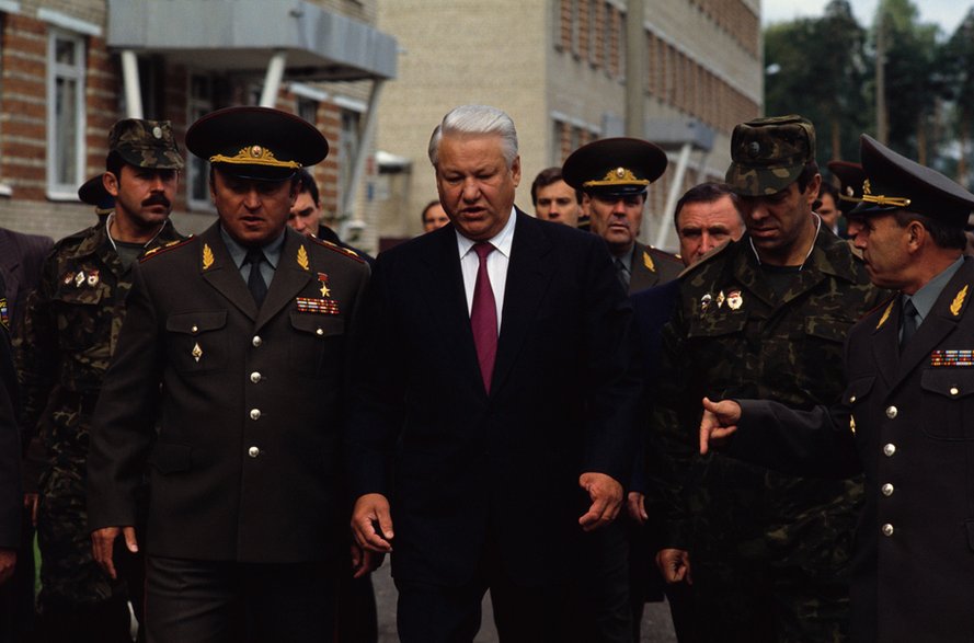 Borys Jelcyn z wojskowymi, 1990 r.