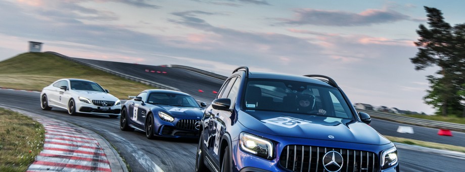 Zajęciach dla kierowców organizuje AMG Driving Academy. Ich celem jest  doskonalenie techniki jazdy