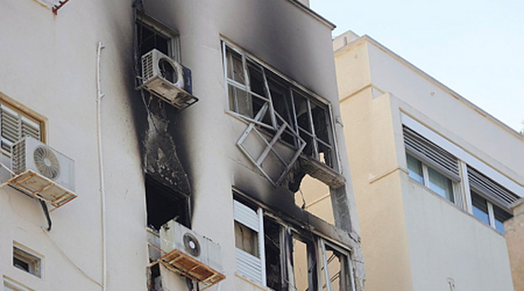 Palesztin rakétatámadásban megrongálódott épület az izraeli Tel-Avivban 2023. október 7-én./Fotó: MTI/EPA/Abir Szultan