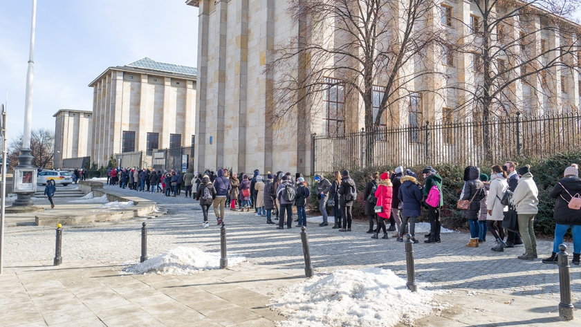 Gigantyczne kolejki do galerii i muzeów. Ludzie stoją na siarczystym mrozie, bo są żądni kultury