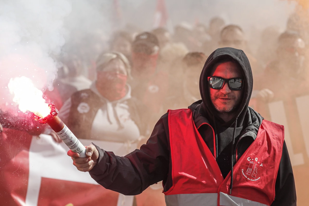 Les Français contre la réforme des retraites.  La police utilise du gaz, mais… aussi proteste