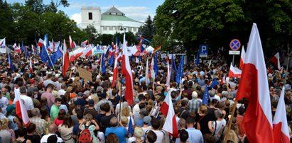 Protest opozycji przed Sejmem. Relacja na żywo