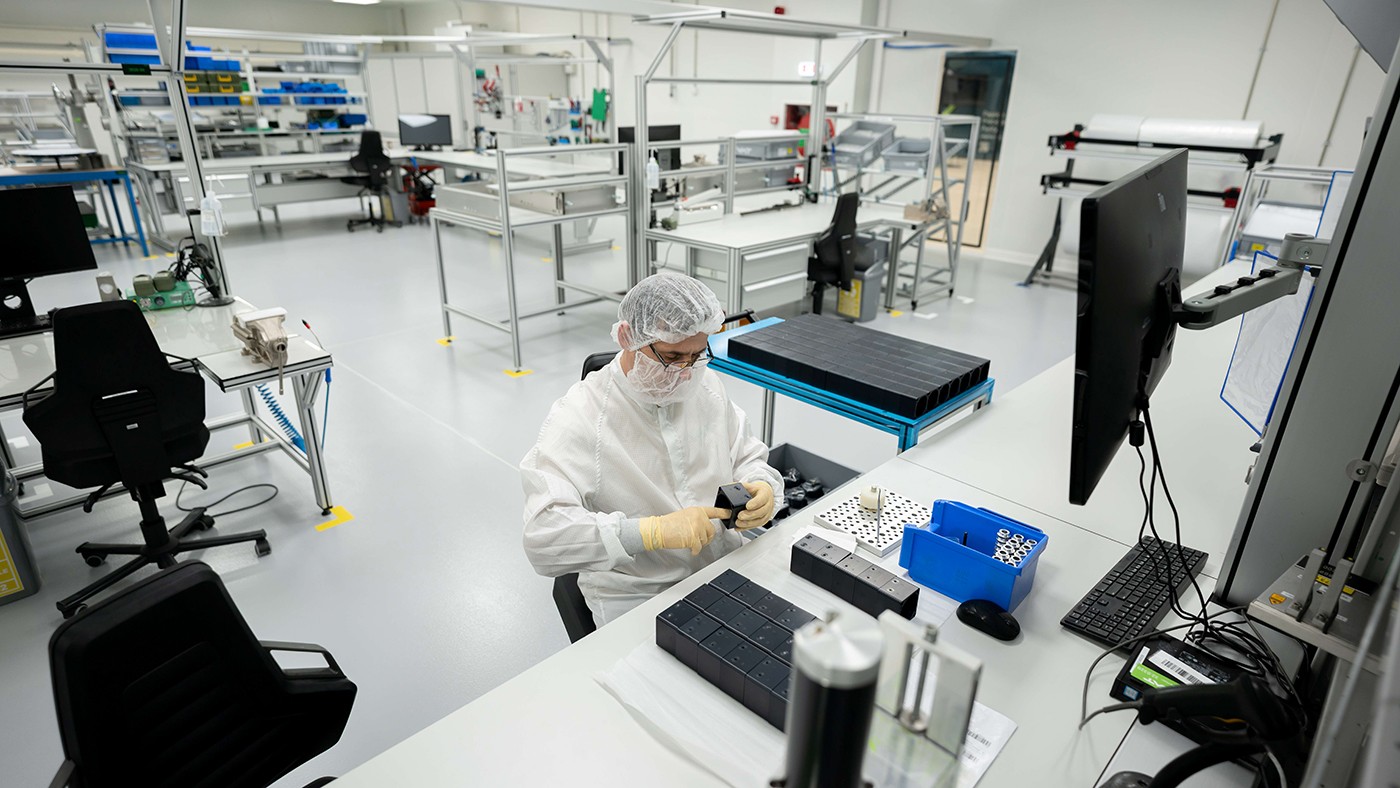 Cum a ajuns gigantul elvețian VAT să investească masiv în România. Valvele fabricate la Arad sunt folosite în industria semiconductorilor