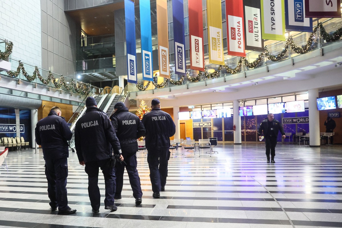 Policjanci w budynku TVP przy ulicy Woronicza w Warszawie