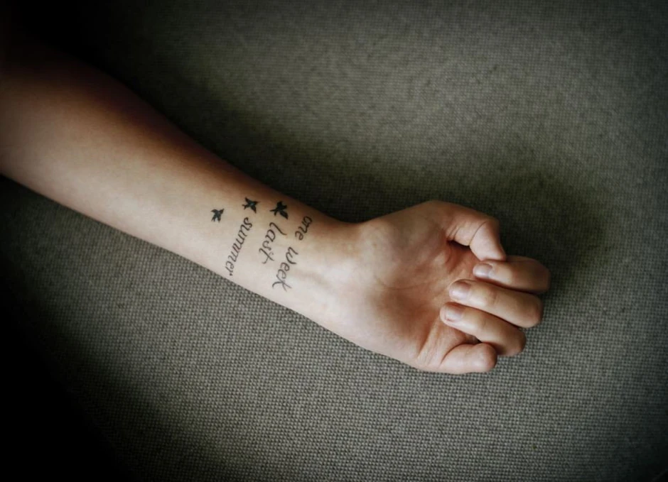 Hane Hesto je na ruci na kojoj je izgubila mali prst istetovirala: „Jedne nedelje prošlog leta”.