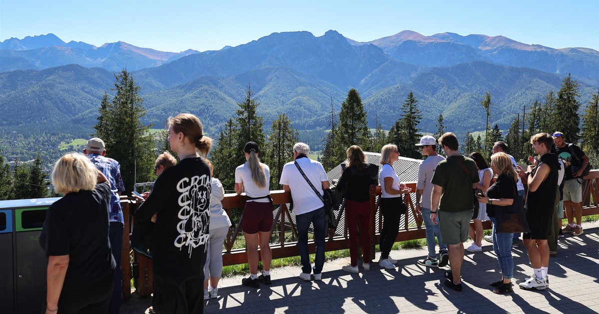 Szturm turystów na Tatry. Na szlakach gigantyczne korki. "W Lidlu nie ma tylu ludzi"