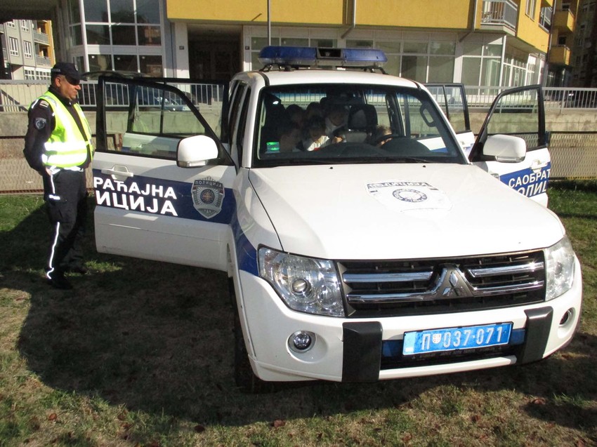 Cika i graja odjekivala je iz policijskih džipova