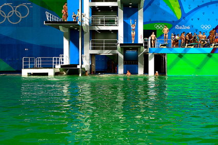 Rio 2016: W ciągu jednej nocy woda w basenie zmieniła kolor