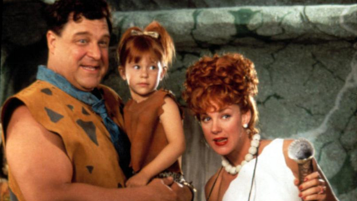 Film "Flintstonowie" w 1994 r. W rolach głównych wystąpili John Goodman, Rick Moranis, Elizabeth Perkins oraz Rosie O'Donnell.