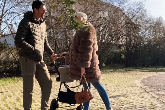 KRILA DA VOLI KOŠARKAŠA, PA MU RODILA SINA Anja Mit sada ponosno podelila porodične fotografije: "Ljubav"