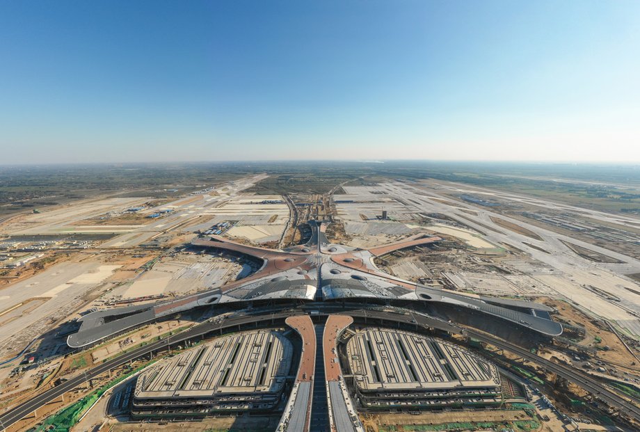 Terminal lotniska Pekin-Daxing ma kształt przypominający gwiazdę, choć jego przedstawiciele chętniej porównują go do rozpostartej dłoni