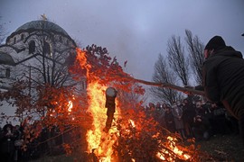 Danas je BOŽIĆ, a ovo su OBIČAJI od najveće važnosti: Dve stvari NIKAKO ne treba raditi, a evo verovanja koja donose SREĆU I IZOBILJE