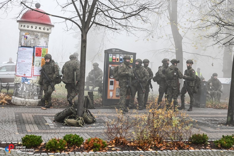 Wyeliminowani przez dywersantów żołnierze WOT pod Urzędem Miasta Pruszkowa