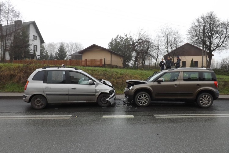 Samochody rozbite na pechowym zakręcie