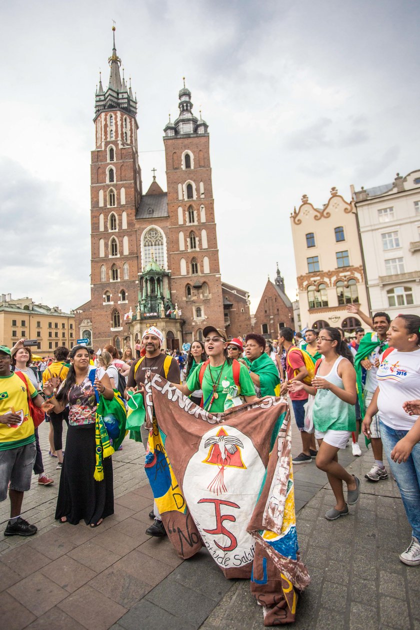 Pielgrzymi na Rynku Głównym w Krakowie