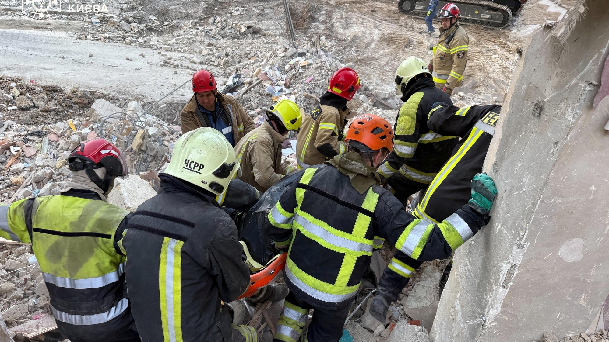 Dôsledky nedávneho útoku ruského dronu a rakety v Kyjeve, Press service of the State Emergency Service of Ukraine in Kyiv city/REUTERS