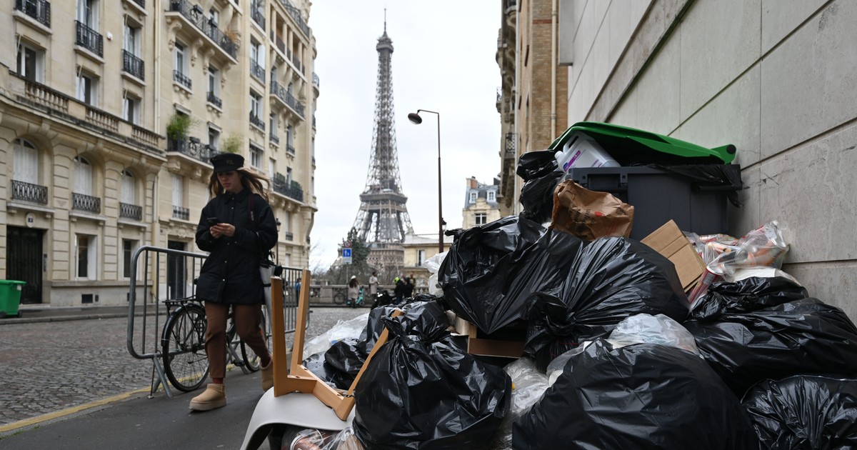 Pictures show Parisians living in filth while thousands of tons of ...
