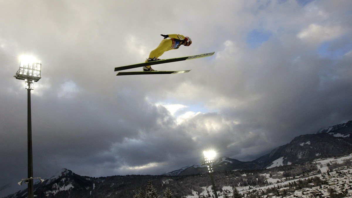 Łukasz Kruczek nie miał dobrego humoru po pierwszym konkursie Turnieju Czterech Skoczni w Oberstdorfie. Do drugiej serii awansował tylko Kamil Stoch, który jednak spalił swoją próbę włączenia się do walki o podium, jak twierdzi szkoleniowiec, z powodu złych warunków nad bulą.