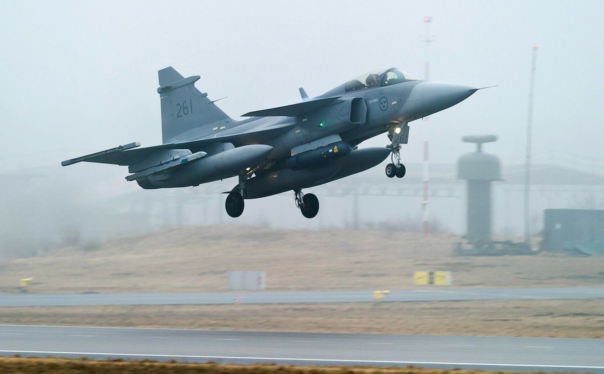 Szwedzi wysyłają myśliwce do Polski. "Jeśli nie będziemy chronić naszych sąsiadów..."