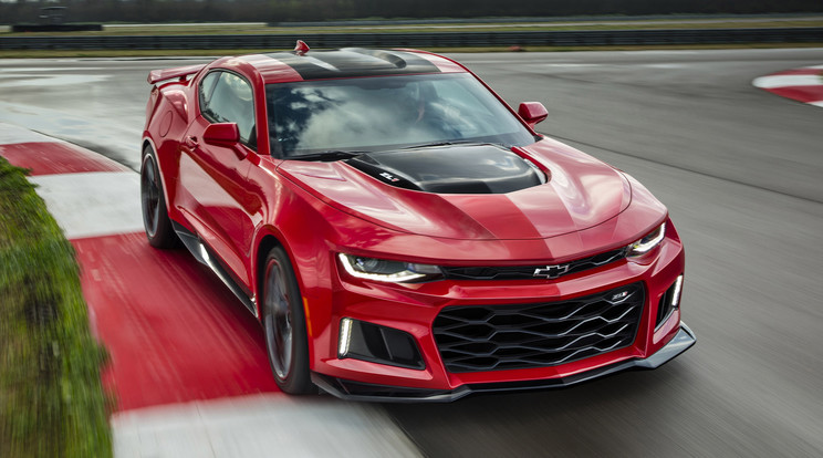 A New Yorki Autószalon egyik fontos darabja a Camaro ZL1-es, melynek 6,2-es motorja 649 lóerős, maximális forgatónyomatéka pedig 868 Nm