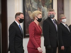 W TAKIM kolorze trudno wyglądać dobrze. Ryzykowana stylizacja Agaty Dudy