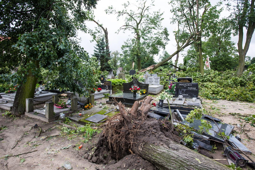 Katastrofalne skutki nawałnic: pozrywane dachy, latające płyty, tysiące domostw bez prądu