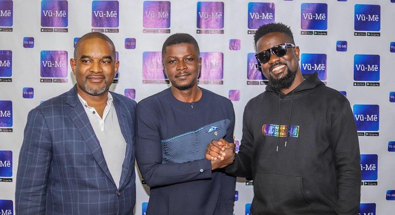 Sarkodie interacts with CEO of Vū-Mē, others 