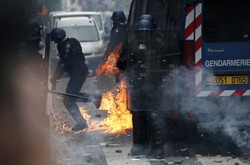 Starcia na ulicach Paryża. W ruch poszły kamienie i pałki. Policja odpowiedziała gazem i armatkami wodnymi