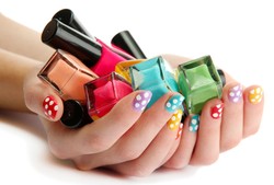 Matka Boska na paznokciach! Kiczowaty icon manicure hitem sezonu