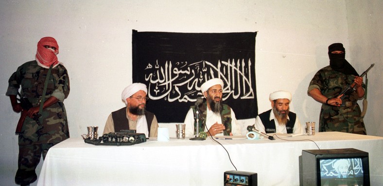 Od lewej Ajman az-Zawahiri, Osama bin Laden i Mohammed Atef w maju 1998 r. podczas konferencji w Afganistanie