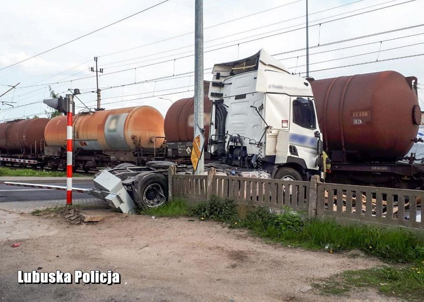 Świebodzin: Groźny wypadek. Tir wjechał pod pociąg. Kierowca był pijany