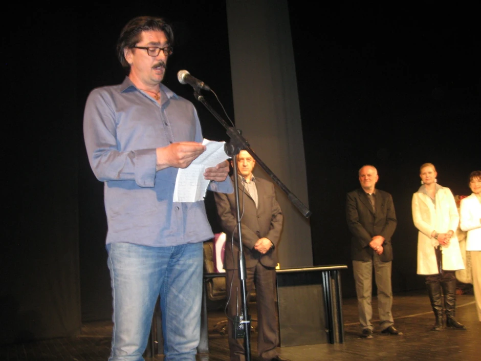 Vojin Ćetković obraća se publici u Požarevcu nakon dobijanja nagrade