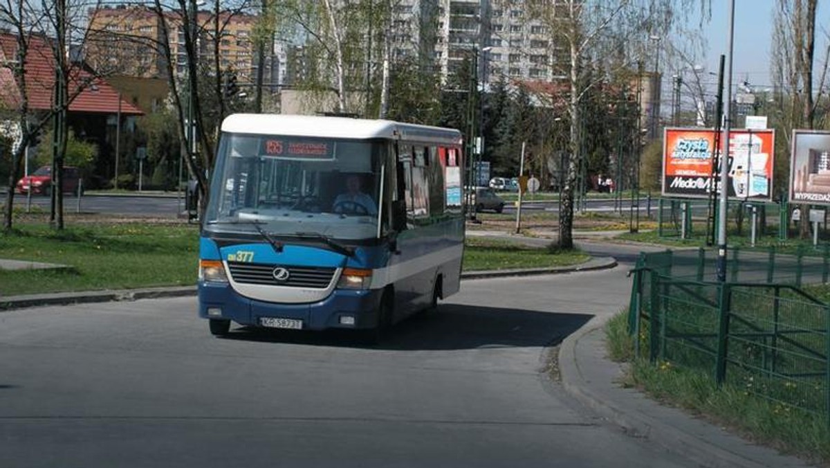 Blisko 15 milionów złotych za zakup nowych pojazdów zapłaci MPK. Miejski przewoźnik dzięki temu wzbogaci się o 15 dodatkowych autobusów niskopodłogowych midi o długości dziewięciu metrów. Na ich dostarczenie firma z Sanoka ma pół roku. Dziś w tej sprawie podpisana została umowa.