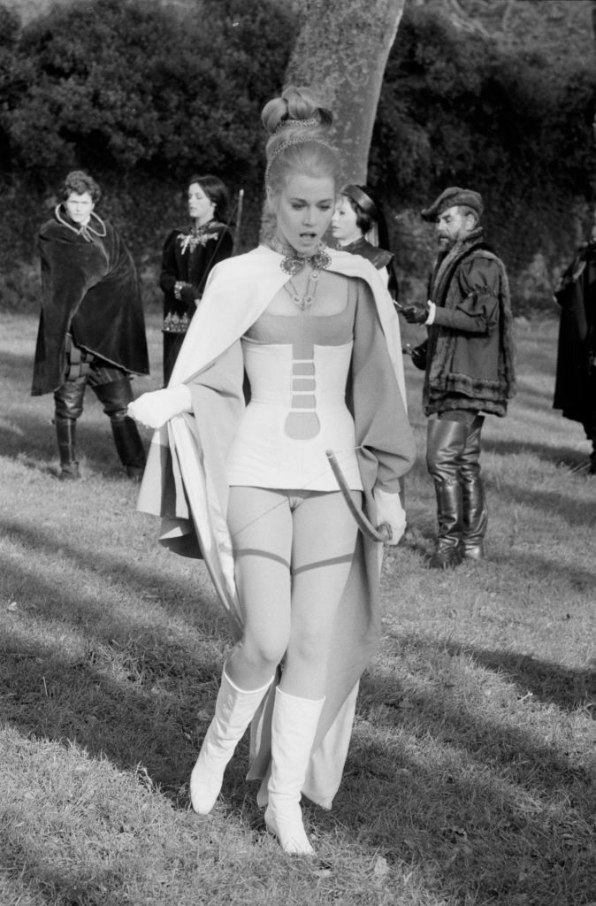 A színésznő az 1968-as Különleges történetek című mozi forgatásán látható, méghozzá egy ilyen észbontó szettben.