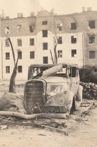 Zniszczony samochód w centrum Mińsku (archiwum autora)