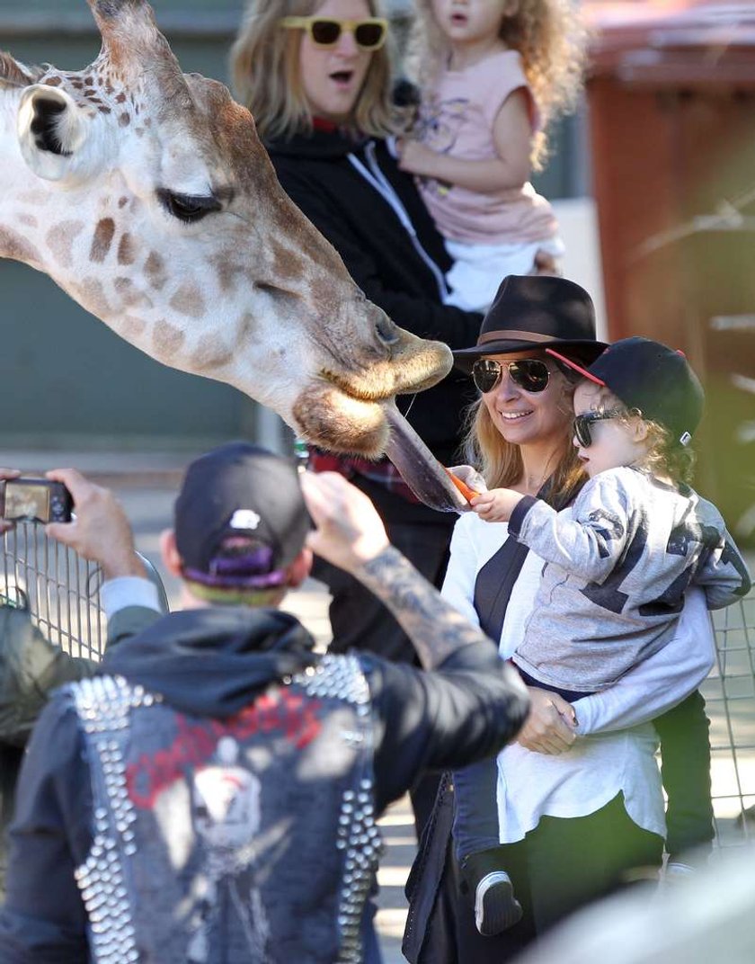 Nicole Richie i Joel Maddenz dziećmi w Zoo