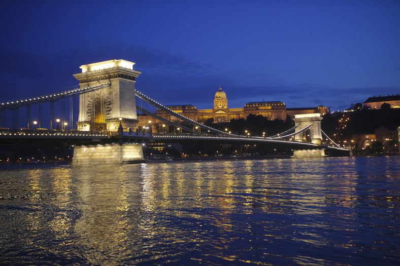 Most Łańcuchowy Szechenyi w centrum Budapesztu. Fot. Bloomberg