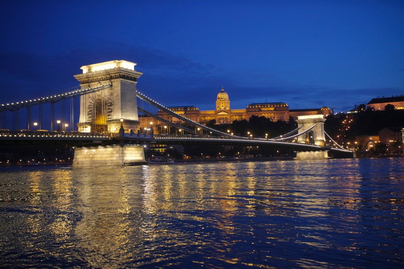 Most Łańcuchowy Szechenyi w centrum Budapesztu. Fot. Bloomberg